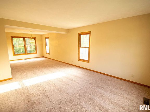 3rd image of 2828 W Briarcliff Ln