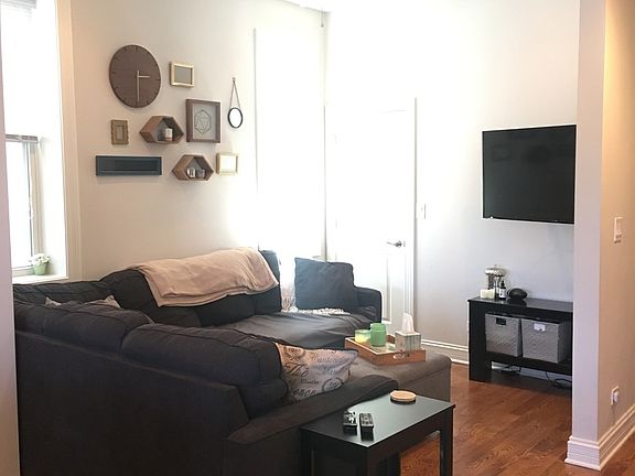 2nd image of 2309 N Leavitt St APT 3