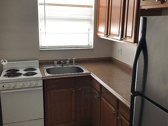 5th image of 910 NE 7th Ave APT 3