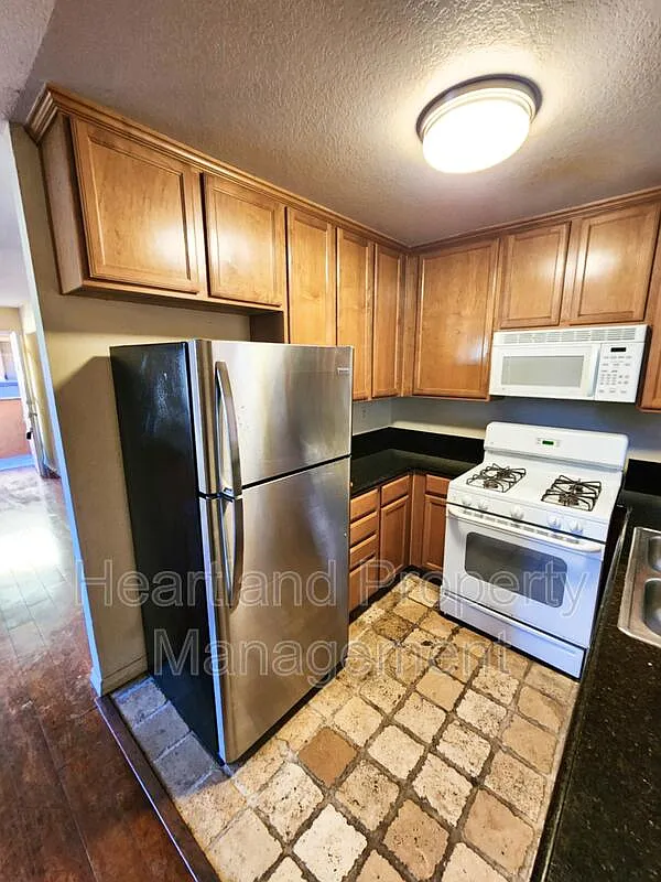 2 bed, 1.0 bath, 806 sqft, $2,225 — Photo 3