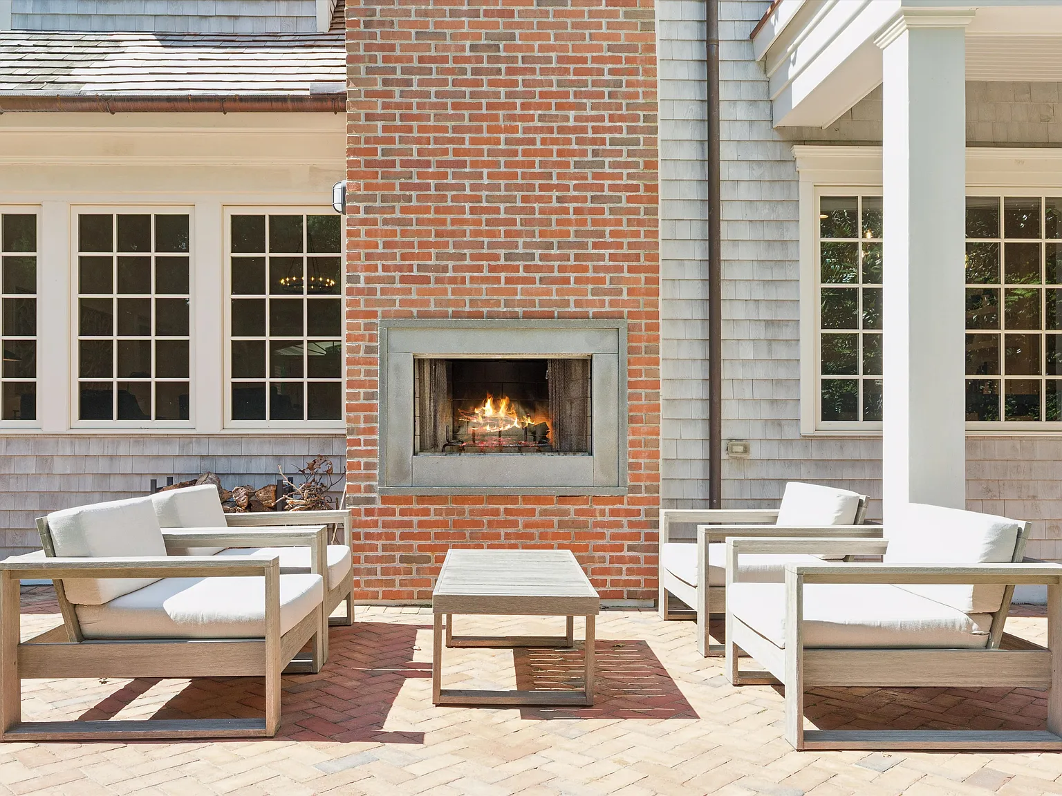 Charming North Haven Traditional, Pool & Private a Rare Find — Photo 4