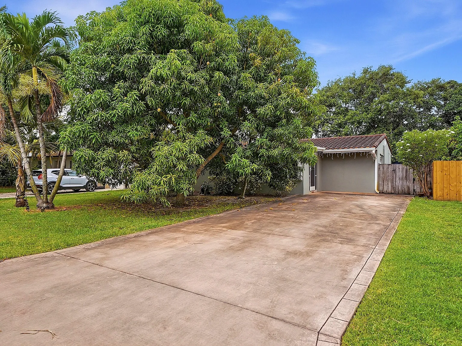 3 bed, 2.0 bath, 1258 sqft, $3,600 — Photo 2
