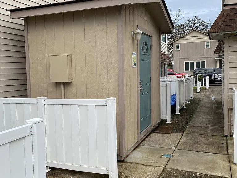 840 SW Grove St — Photo 31