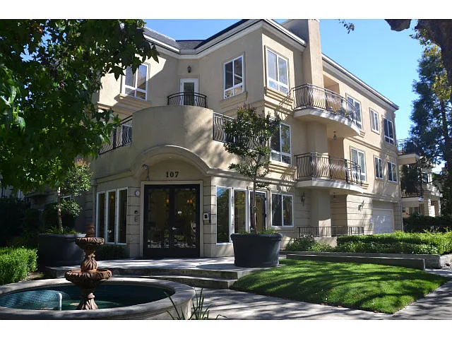 107 El Camino Real APT 201 photo 1