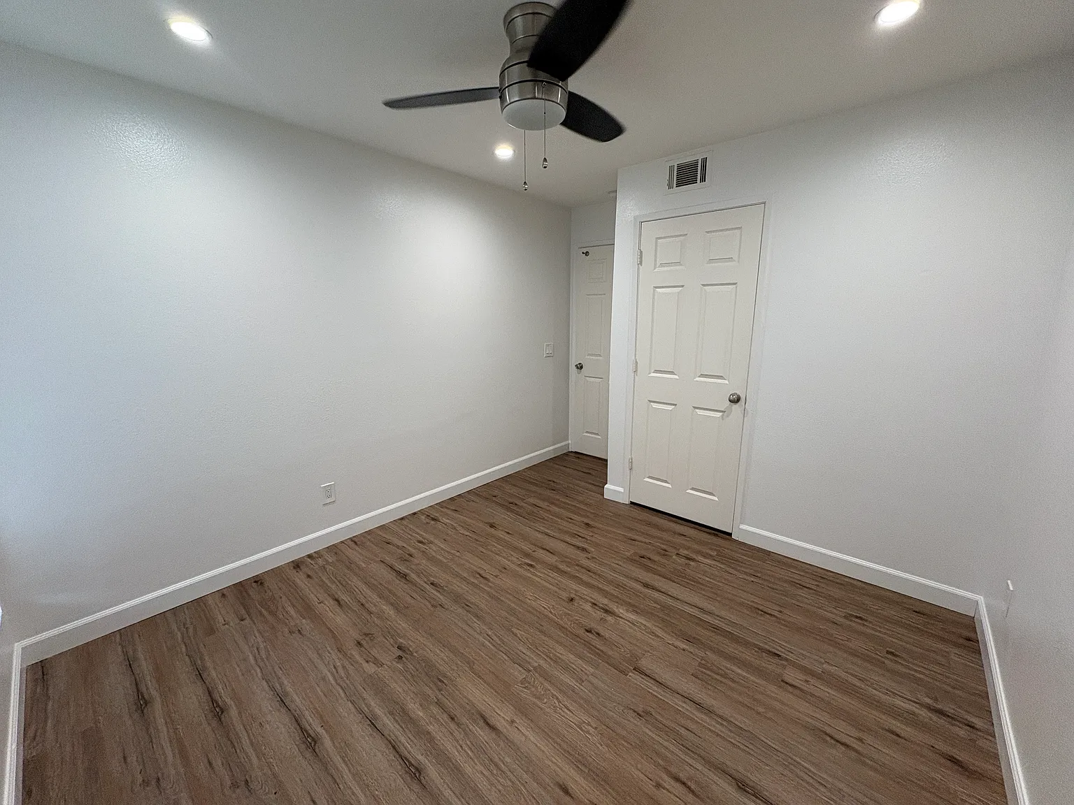 2550 White Oak Pl — Photo 1