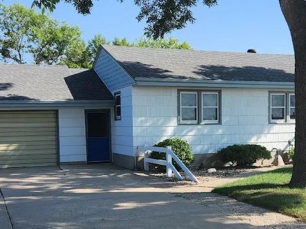 310 1st St, Windom, MN 56101