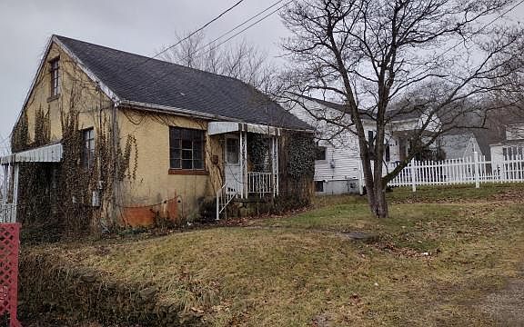 3rd image of 664 Smithfield Ave