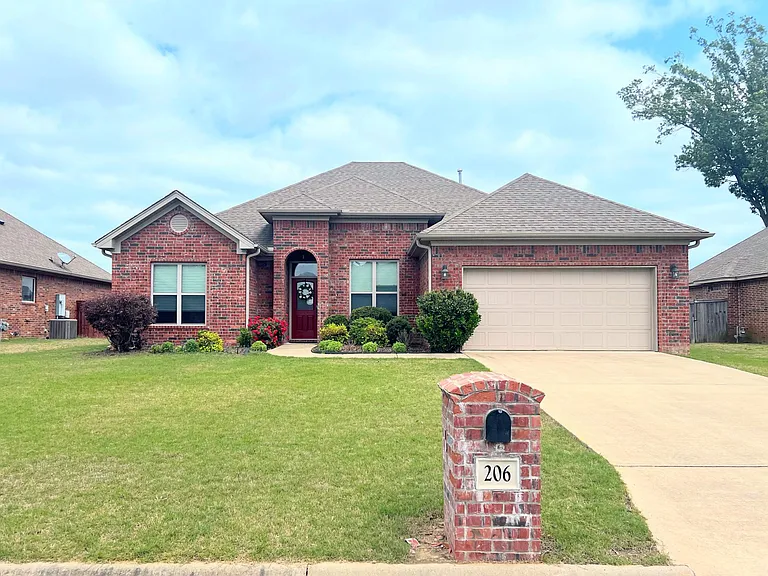 206 Marie Jeanne Dr — Photo 1