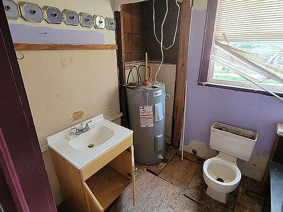 5th image of 219 E Hill St
