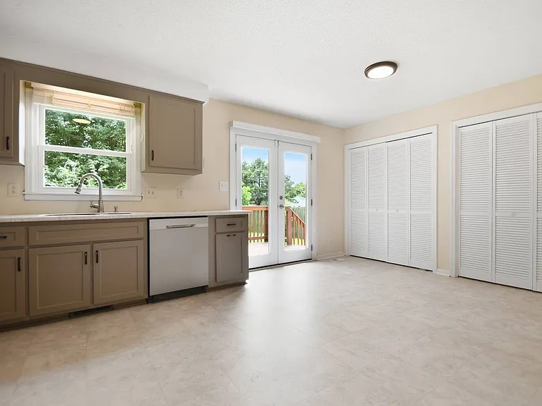 1500 Sunshine Dr — Photo 7
