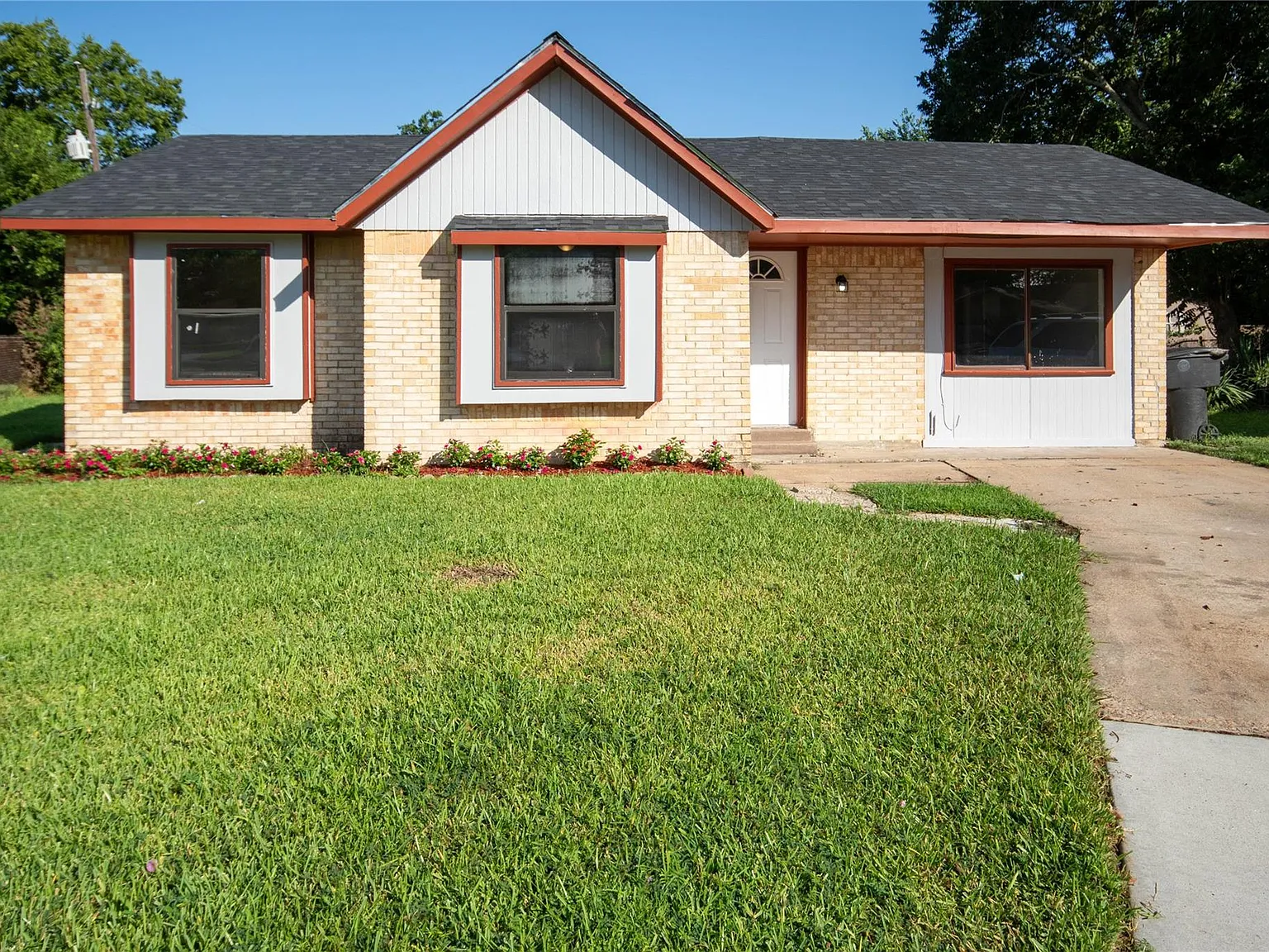 3 bed, 2.0 bath, 1361 sqft, $1,600 — Photo 2