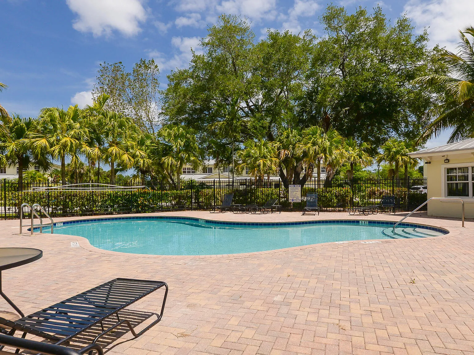 4 bed, 2.5 bath, 1958 sqft, $2,150 — Photo 2