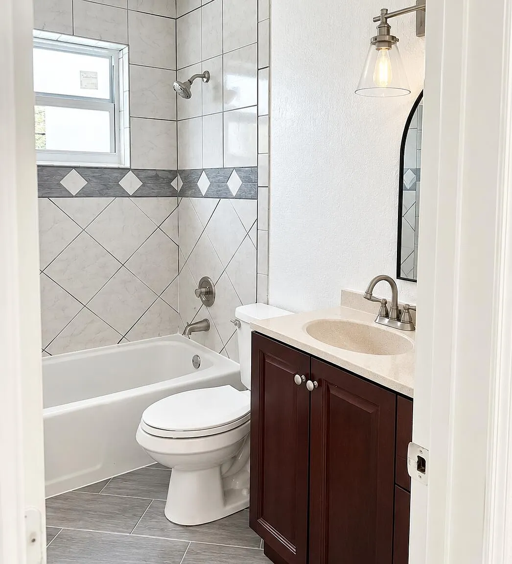 2 bed, 1.0 bath, 1852 sqft, $2,200 — Photo 3
