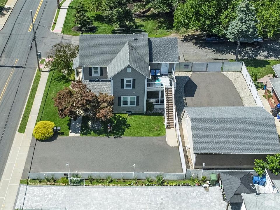 1st image of 637 Main St