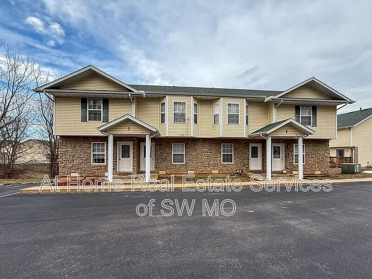 1820 W Walnut Lawn St #L1 — Photo 1
