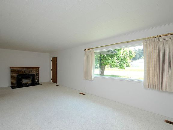 4th image of 324 Lincoln Ave E