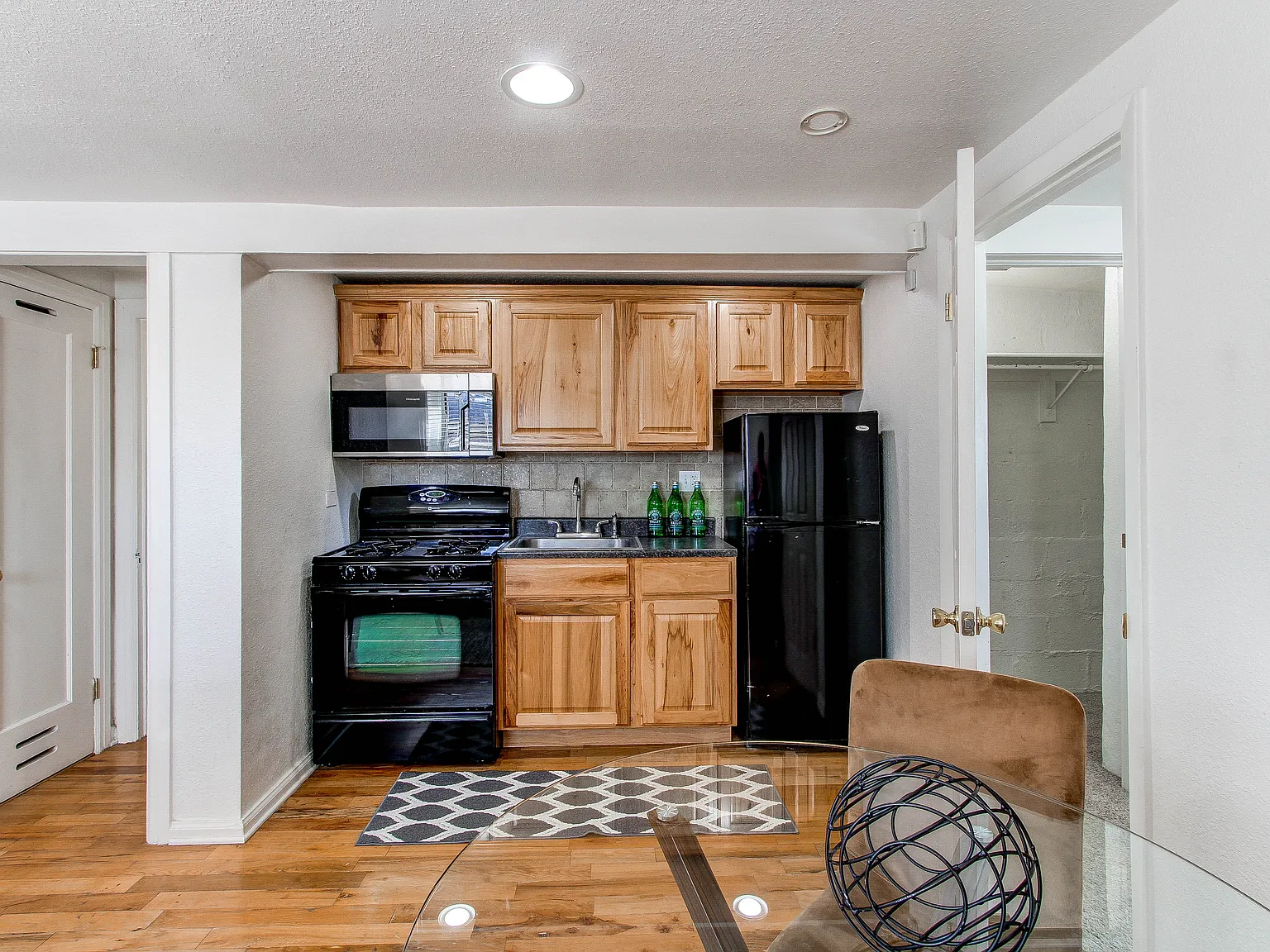 1 bed, 602 sqft, $1,300 — Photo 4