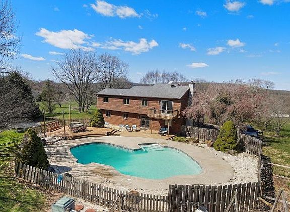 2nd image of 18 Seabury Ln