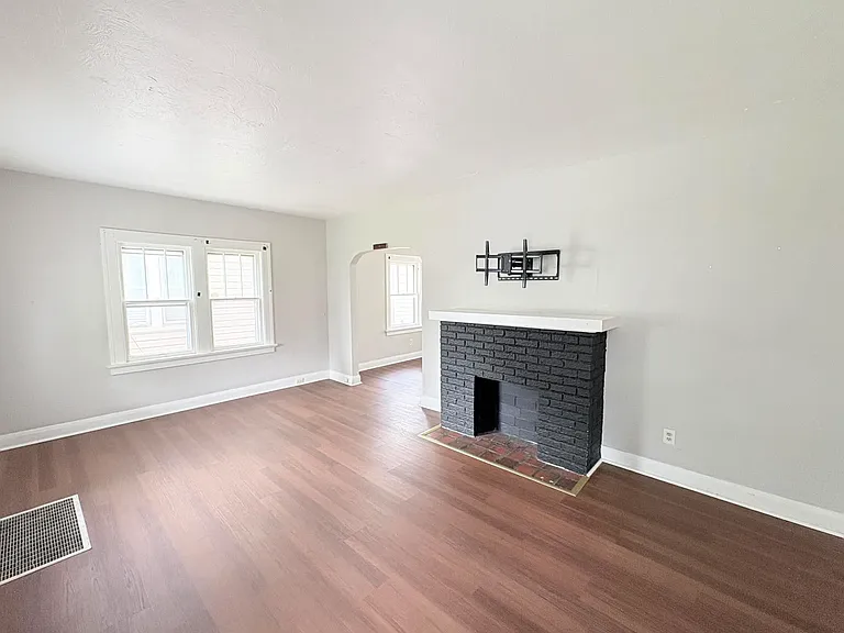 1019 Booth Ave — Photo 5