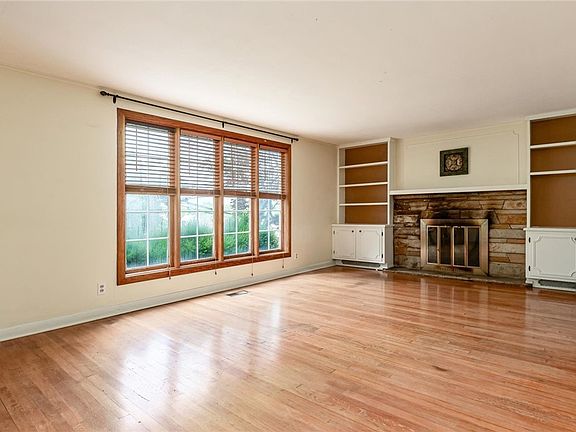 4th image of 1751 Blaine Ave