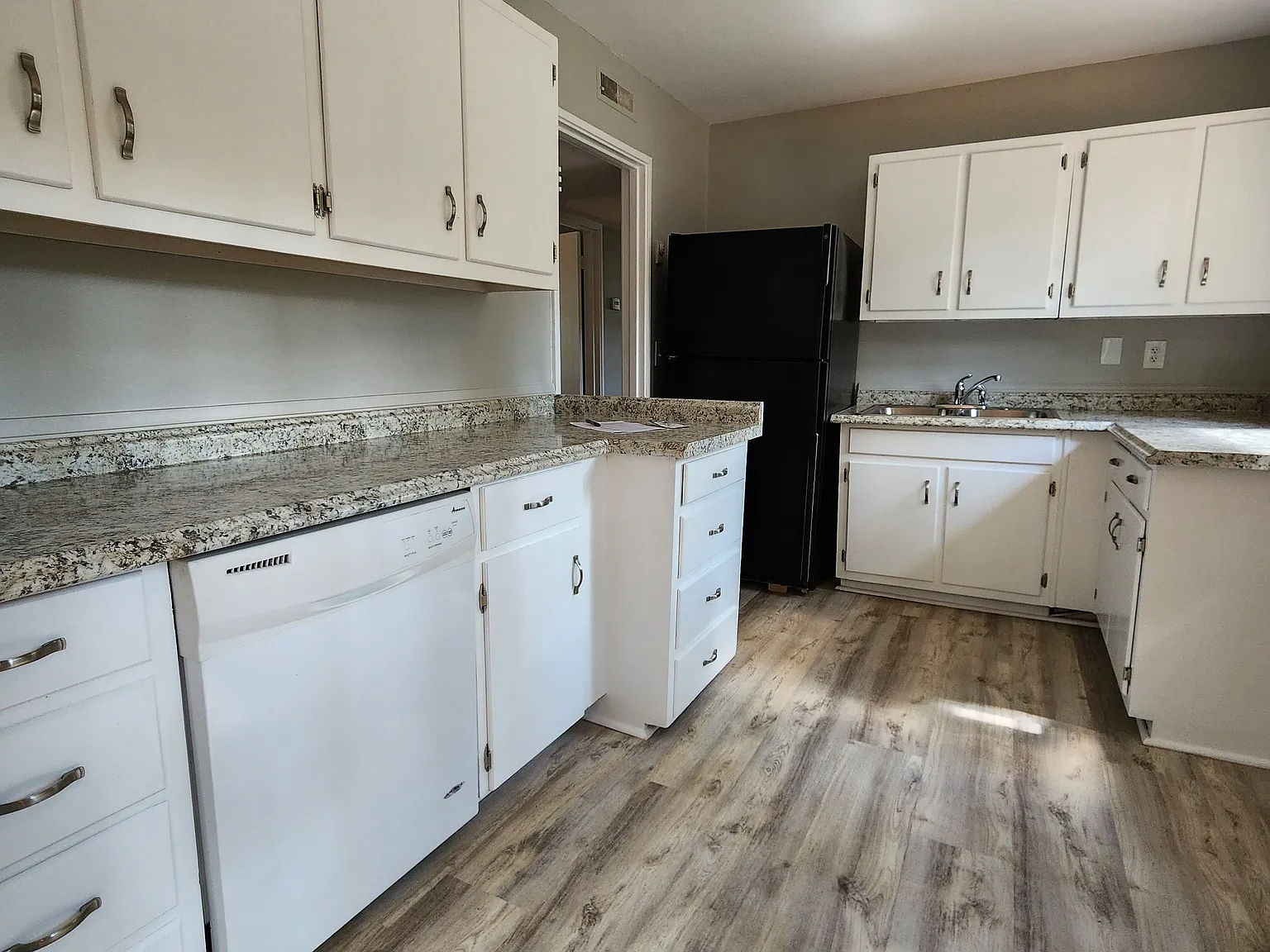 3087 Anthony Dr — Photo 2