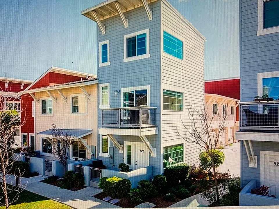 822 Lawrence Dr