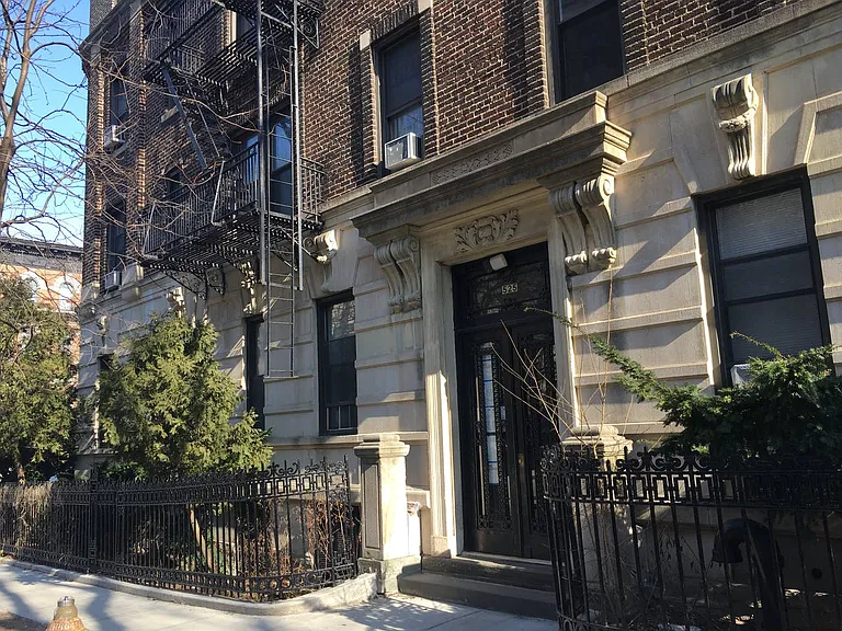 525 4th St #R2 — Photo 8