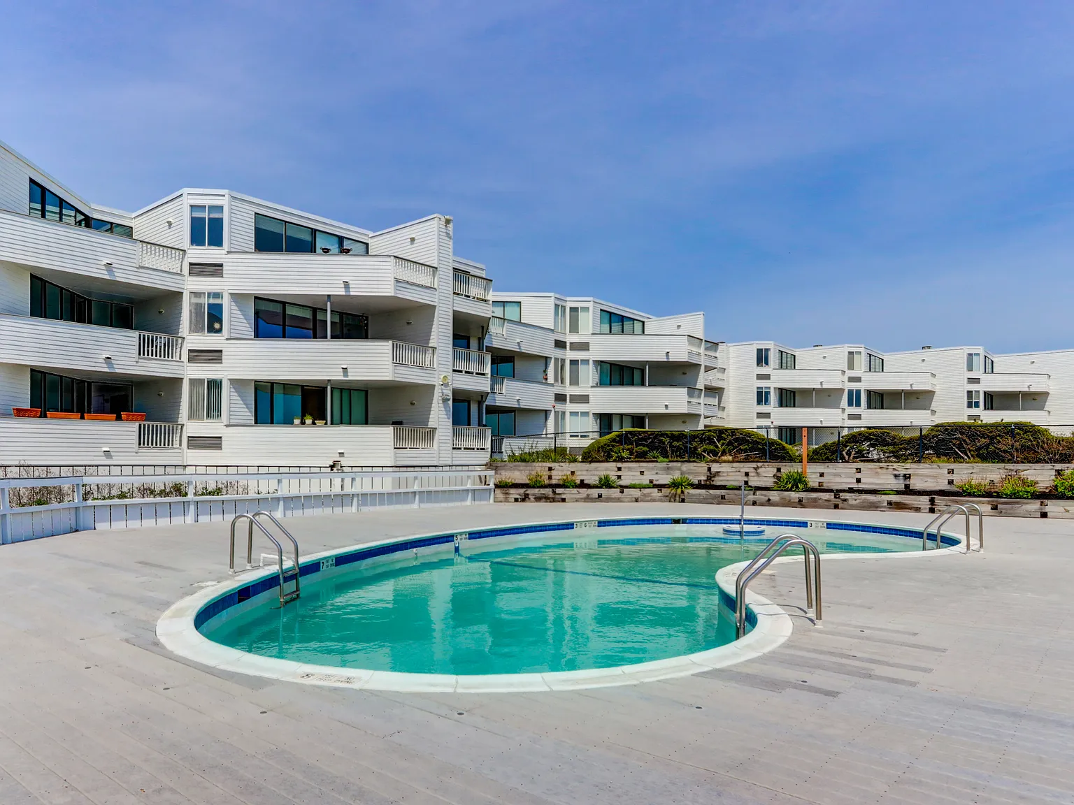 Yardarm Waterfront Condo - Corner Unit - Pool -Tennis - Elevator — Photo 4