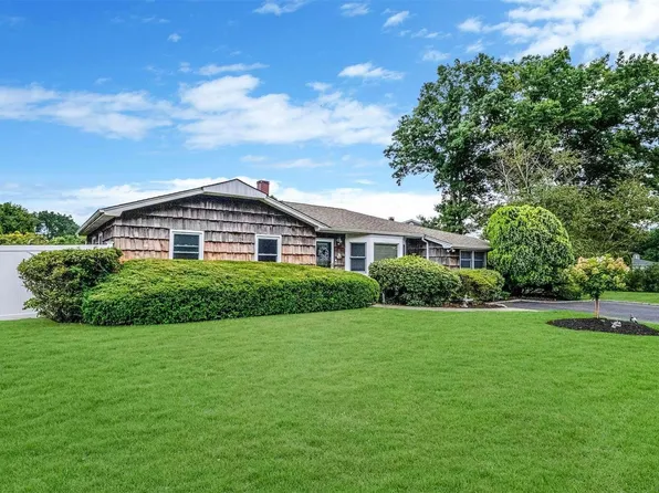 2 Pleasant Place, Farmingville, NY 11738