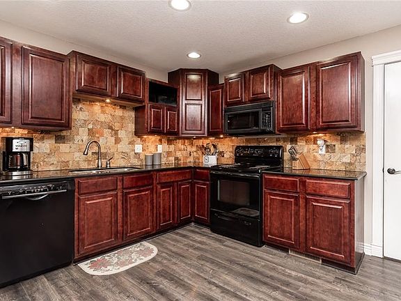 4th image of 16 Ciemny Ln