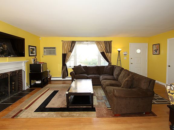 4th image of 43 Roslyn Dr