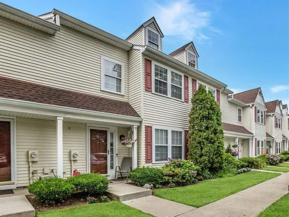 55 Stratford Green #55, Farmingdale, NY 11735