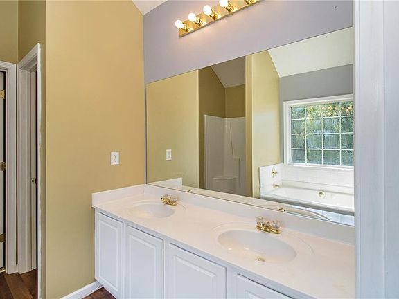 3rd image of 5144 Winding Glen Dr