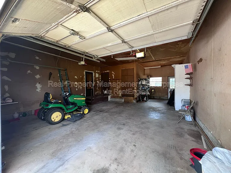 204 Wolf Ln — Photo 30