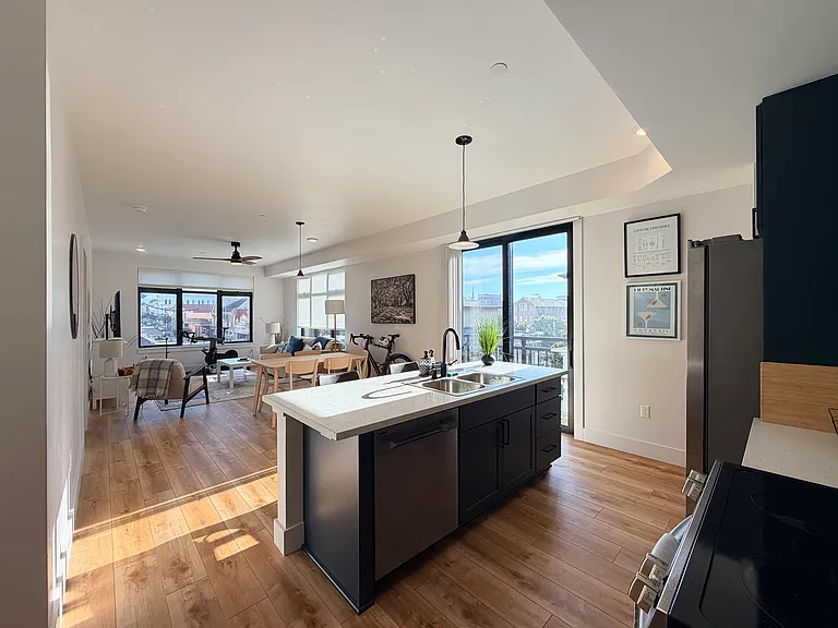 138 E — Photo 12