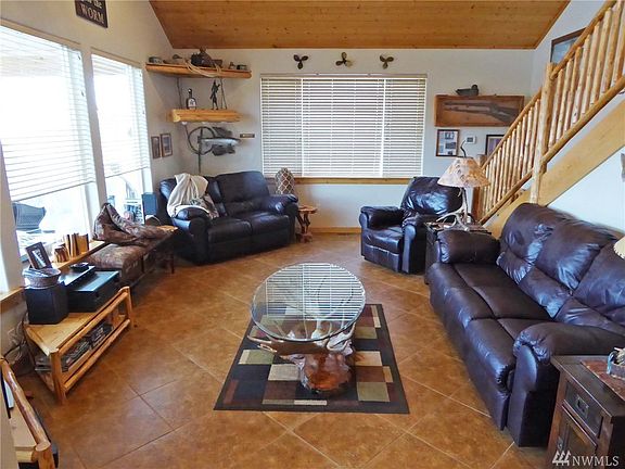 3rd image of 46520 Sunny Hill Ln N