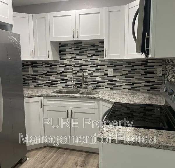 1135 NE 9th Ave — Photo 9