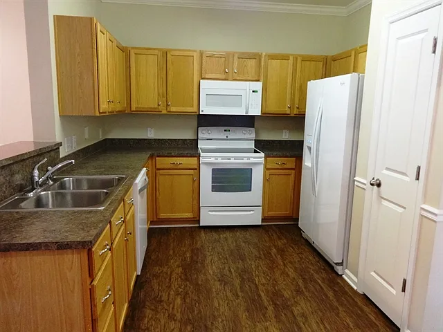 3 bed, 2.5 bath, 1410 sqft, $2,175 — Photo 2