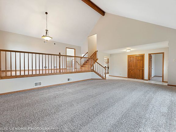 3rd image of 17027 Meadowcrest Dr
