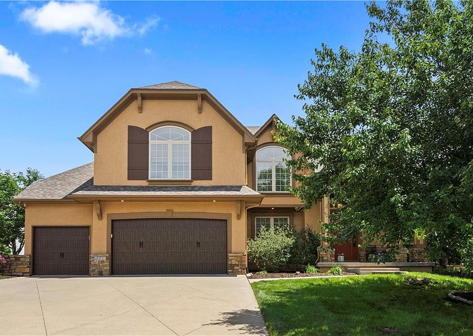 1st image of 2531 NE Lake Breeze Dr