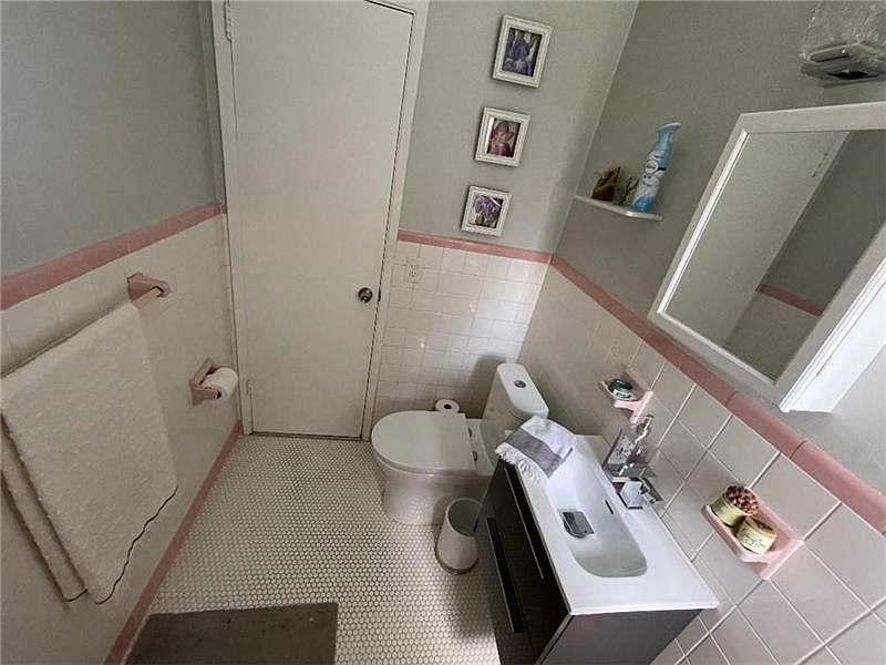 1st image of 1010 SW 31st St