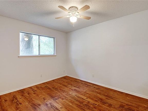 4th image of 10102 Woodstock Dr