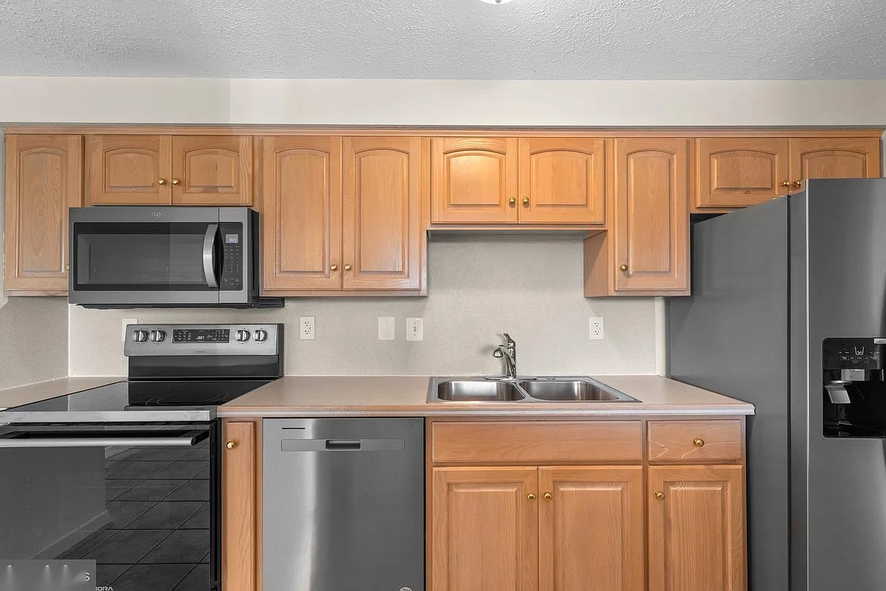 2 bed, 900 sqft, $1,900 — Photo 2