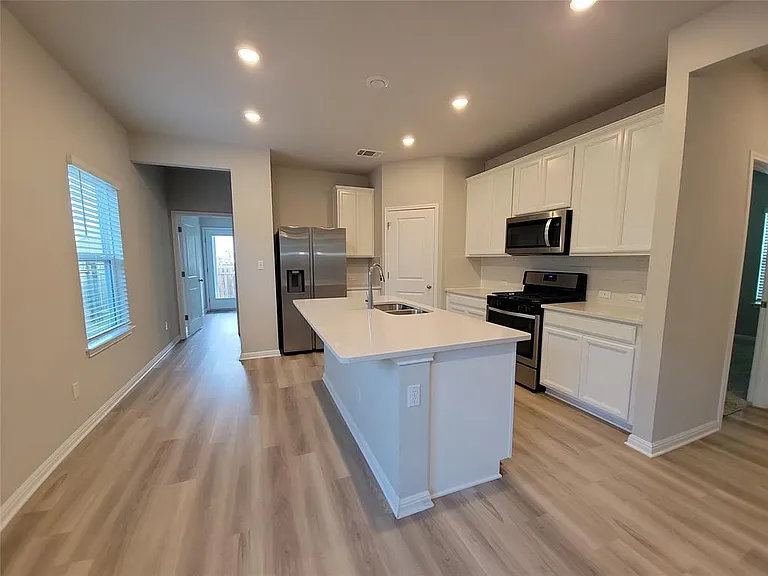 908 Main St — Photo 6
