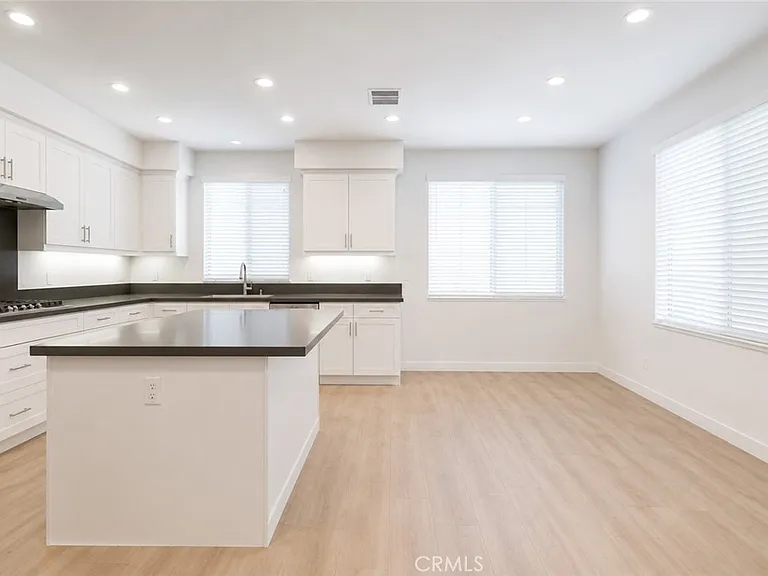 219 Carmine — Photo 10