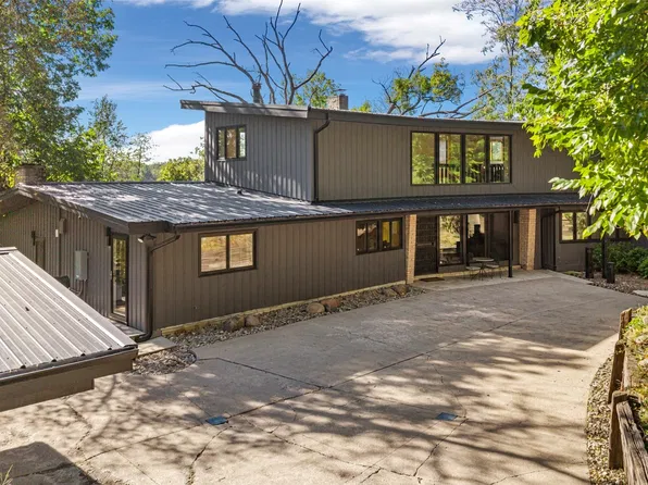2404 Indian Hill Rd, Cedar Rapids, IA 52403