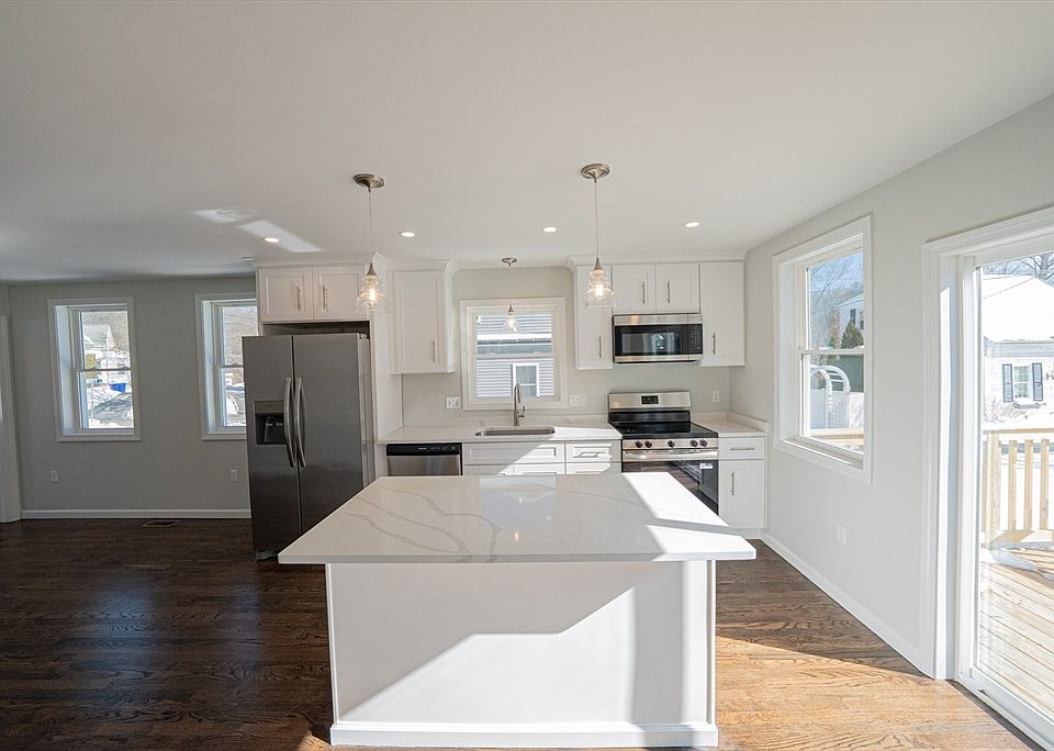 21 Liberty Ct, Rockland, MA 02370