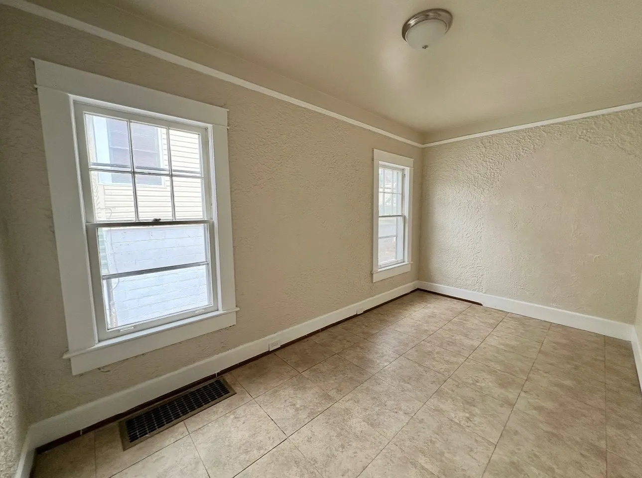 1532 Graymont Avenue West - 1 — Photo 3
