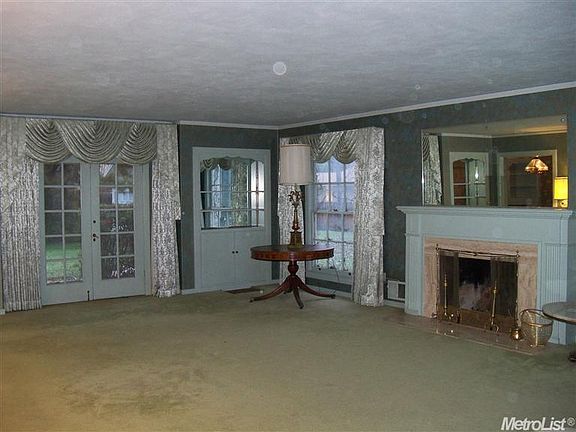 3rd image of 105 Bartlett Ave