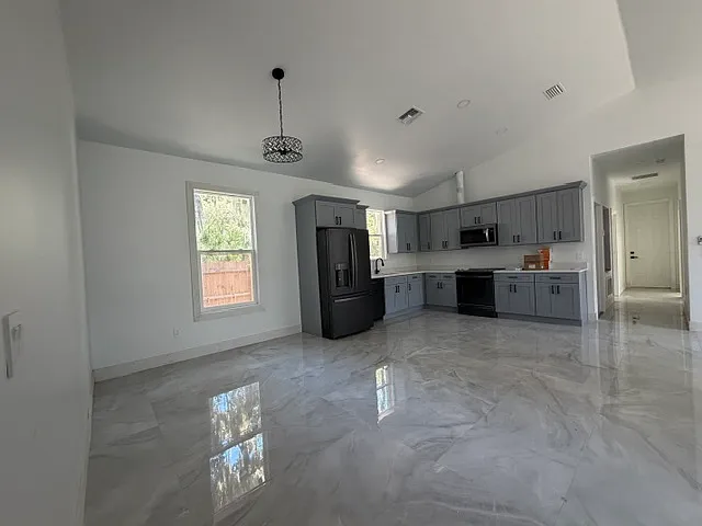 4 bed, 1516 sqft, $2,300 — Photo 2